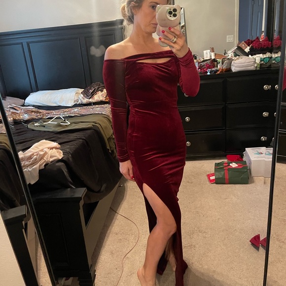 Windsor Dresses & Skirts - Windsor Burgundy Strapless Velvet Dress
